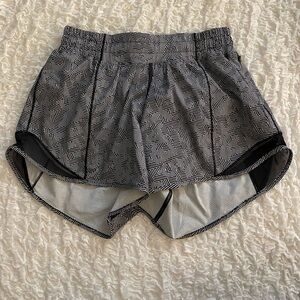 Lululemon Hotty Hot Short II  2.5”